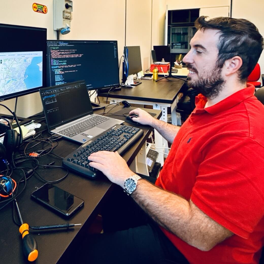 Foto dell’Ing. Nicolò Ciuccoli del laboratorio WWEELab (UNIVPM) mentre lavora al computer su modelli di simulazione e programmazione per progetti di ricerca ambientale
