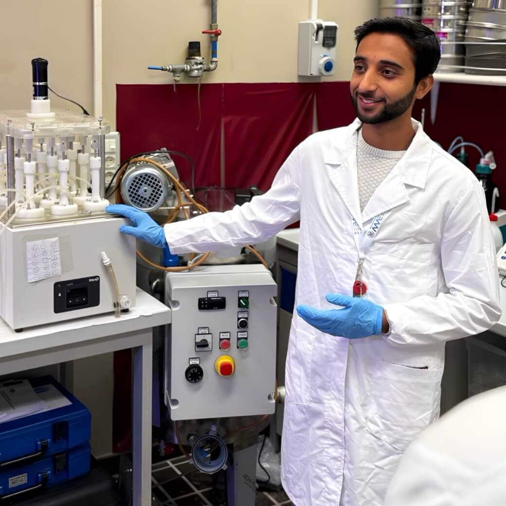 Foto dell’Ing. Salman Nisar del laboratorio WWEELab (Università Politecnica delle Marche) mentre esegue prove sperimentali di laboratorio nel campo della ricerca ambientale e idrica