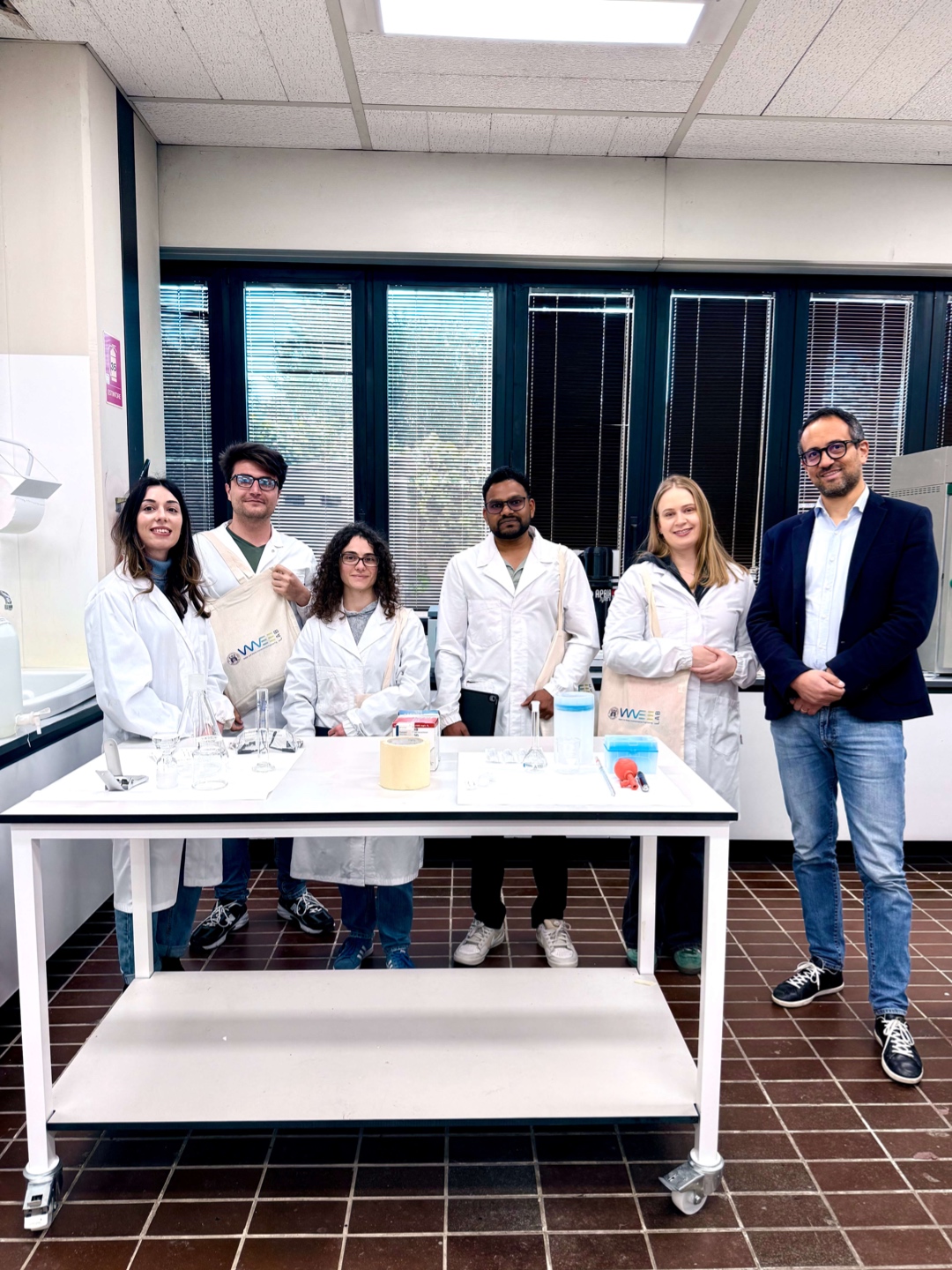 Studenti in laboratorio WWEELab UNIVPM durante analisi di campioni d’acqua e test sui sistemi di trattamento avanzato