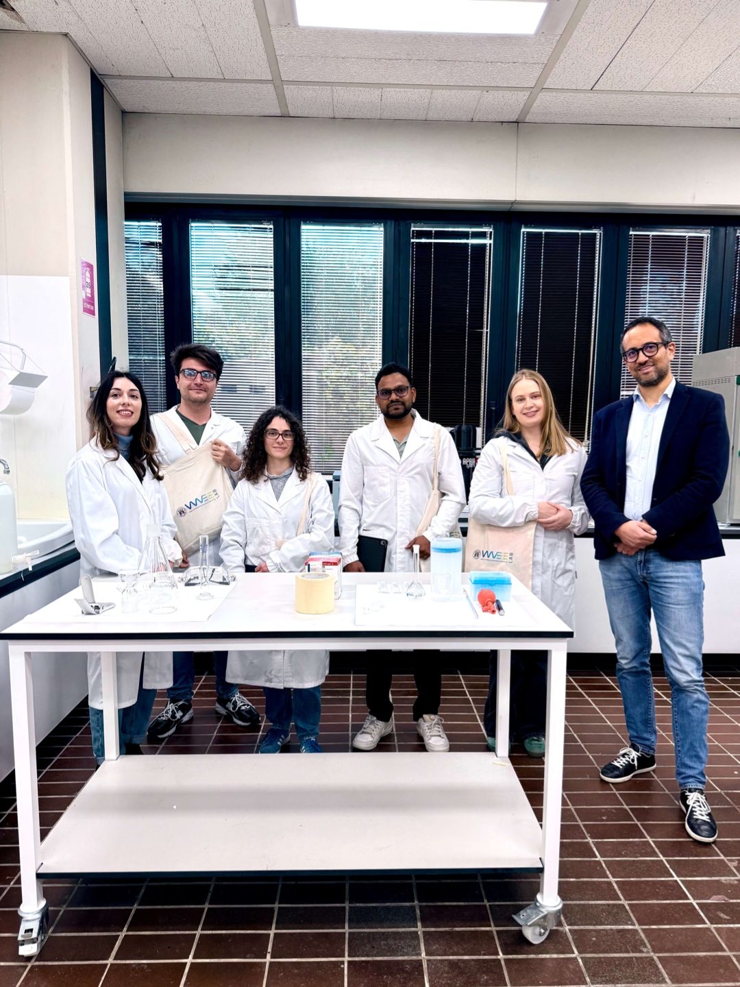 Studenti in laboratorio WWEELab UNIVPM durante analisi di campioni d’acqua e test sui sistemi di trattamento avanzato